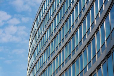 Şehir merkezindeki binanın camlarından gökyüzünün yansımaları..