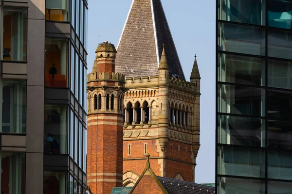 Güneşli bir bahar gününde, İngiliz şehrinin dışında..