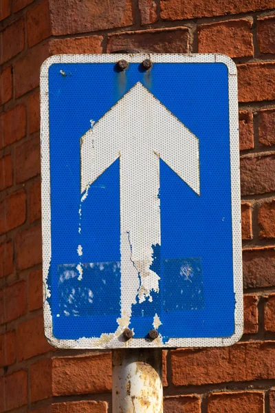 Weathered Directional Sign Red Brick Background — ストック写真