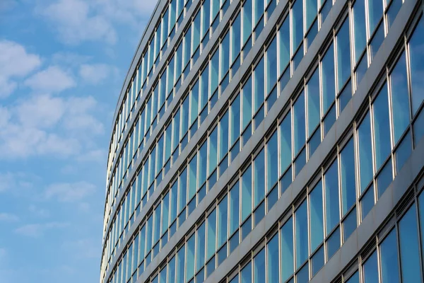 Şehir merkezindeki binanın camlarından gökyüzünün yansımaları..