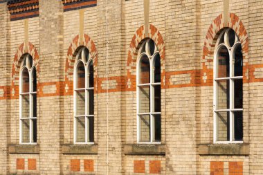 Şehirdeki eski tren istasyonunun pencereleri ve dış duvarı. Manchester, İngiltere.