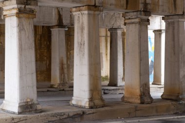 Midwest 'te yıkılan beton köprü sütunları. Aurora, Illinois, ABD.