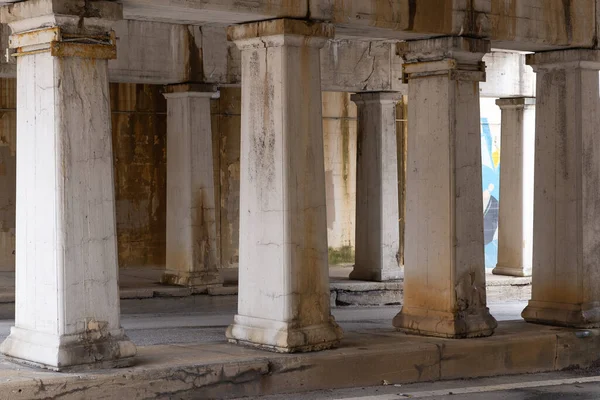 Midwest 'te yıkılan beton köprü sütunları. Aurora, Illinois, ABD.