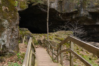 Iowa 'daki Maquoketa Mağarası' ndaki Dancehall Mağarası 'na giden ahşap yol..