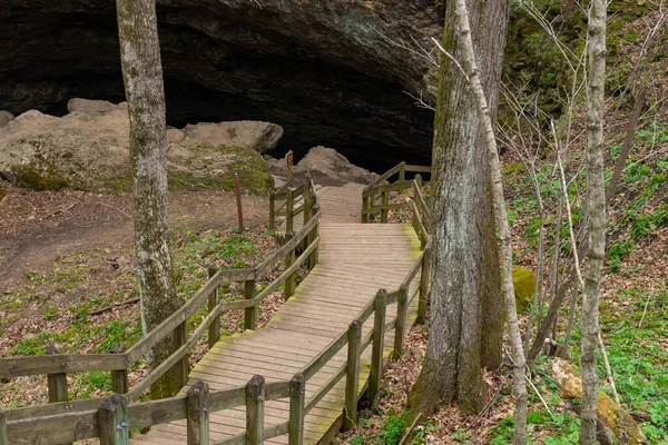 Iowa 'daki Maquoketa Mağarası' ndaki Dancehall Mağarası 'na giden ahşap yol..