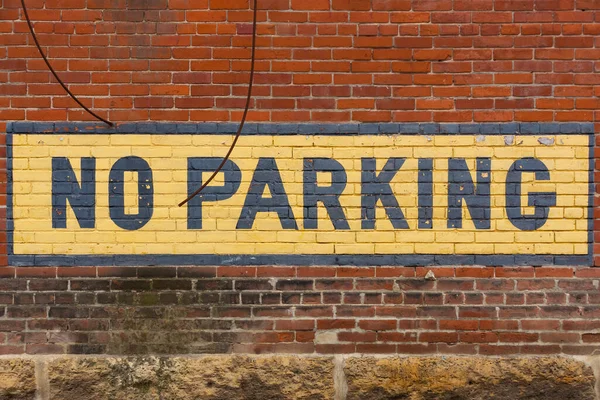 Namalované Žádné Parkovací Znamení Staré Cihlové Zdi — Stock fotografie