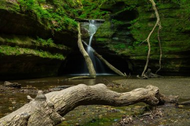 Kaskaskia Kanyonu 'nda güzel bir bahar öğleden sonrasında şelale. Aç Rock State Park, Illinois, ABD.
