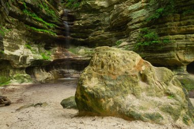 Yağmurlu bir bahar sabahı St. Louis Kanyonu 'nda kanyon duvarları ve manzara. Aç Rock State Park, Illinois, ABD.