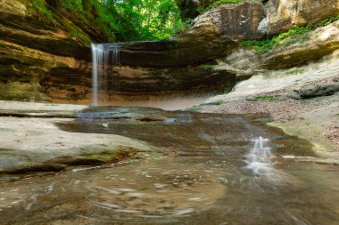 LaSalle Kanyonu 'nda güzel bir bahar sabahı şelalesi. Aç Rock State Park, Illinois, ABD.