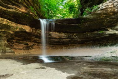 LaSalle Kanyonu 'nda güzel bir bahar sabahı şelalesi. Aç Rock State Park, Illinois, ABD.