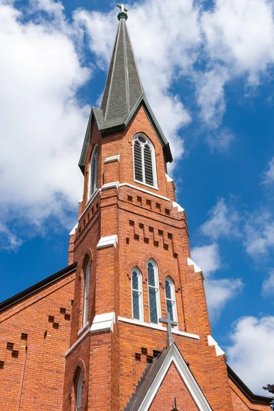 美丽的砖瓦教堂位于中西部小镇 背景是蓝天蓝云 — 图库照片
