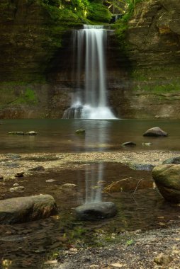 Bir yaz sabahı çağlayan şelale. Matthiessen Eyalet Parkı, Illinois, ABD.