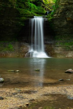 Bir yaz sabahı çağlayan şelale. Matthiessen Eyalet Parkı, Illinois, ABD.