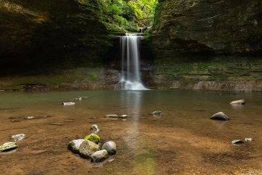 Bir yaz sabahı çağlayan şelale. Matthiessen Eyalet Parkı, Illinois, ABD.