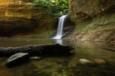Bir yaz sabahı çağlayan şelale. Matthiessen Eyalet Parkı, Illinois, ABD.