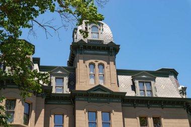 LaSalle, Illinois - ABD - 16 Haziran 2022: 1876 'da inşa edilen tarihi Hegeler Carus Malikanesi, güzel bir yaz öğleden sonrasında.
