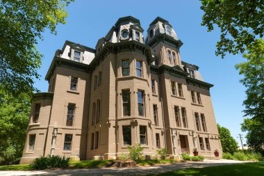 LaSalle, Illinois - ABD - 16 Haziran 2022: 1876 'da inşa edilen tarihi Hegeler Carus Malikanesi, güzel bir yaz öğleden sonrasında.