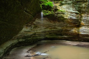 Bir yaz sabahı Ottawa Kanyonu 'nda şelale. Aç Rock State Park, Illinois, ABD