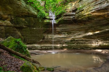 Bir yaz sabahı Ottawa Kanyonu 'nda şelale. Aç Rock State Park, Illinois, ABD