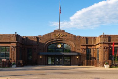 Peru, Illinois - ABD - 19 Haziran 2022: 1917 'de güneşli bir yaz sabahı inşa edilen tarihi Westclox binası.