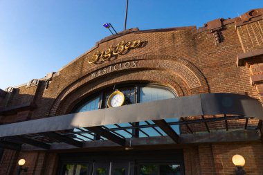 Peru, Illinois - ABD - 19 Haziran 2022: 1917 'de güneşli bir yaz sabahı inşa edilen tarihi Westclox binası.