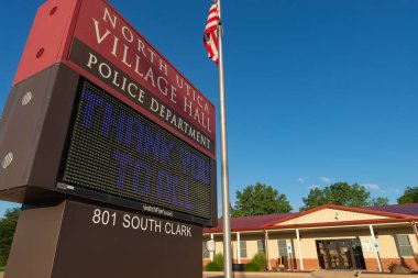 Kuzey Utica, Illinois - ABD - 14 Temmuz 2022: Güzel bir yaz sabahı Kuzey Utica Village Hall Binası.
