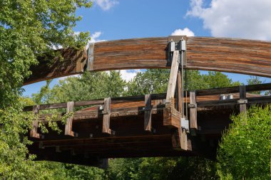 Güzel bir yaz öğleden sonrasında, tarihi I ve M Kanalı üzerindeki tahta köprü..