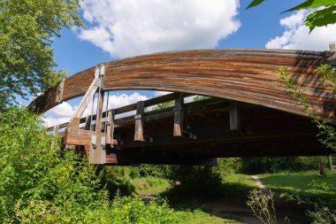 Güzel bir yaz öğleden sonrasında, tarihi I ve M Kanalı üzerindeki tahta köprü..