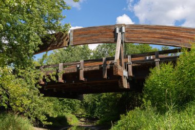 Güzel bir yaz öğleden sonrasında, tarihi I ve M Kanalı üzerindeki tahta köprü..