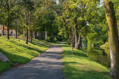 Lockport, Illinois 'deki tarihi I ve M Kanalı boyunca bir patika..