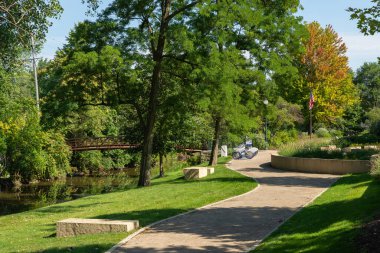 Lockport, Illinois 'deki tarihi I ve M Kanalı boyunca bir patika..