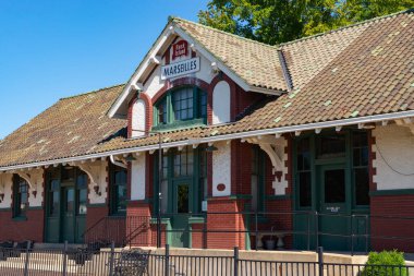 Marsilya, Illinois - ABD - 31 Ağustos 2022: 1917 'de güneşli bir yaz sabahı inşa edilen tarihi Chicago, Rock Island ve Pacific Depot.