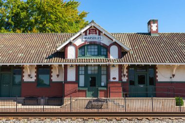 Marsilya, Illinois - ABD - 31 Ağustos 2022: 1917 'de güneşli bir yaz sabahı inşa edilen tarihi Chicago, Rock Island ve Pacific Depot.