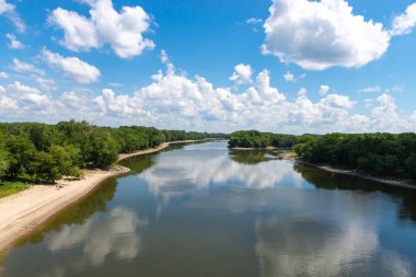 Illinois Nehri 'ne bakan güzel bir yaz öğleden sonrası. Kuzey Utica, Illinois, ABD.