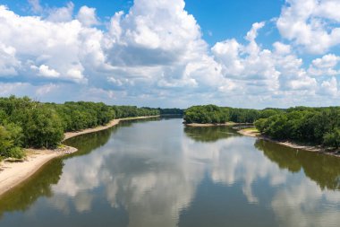 Illinois Nehri 'ne bakan güzel bir yaz öğleden sonrası. Kuzey Utica, Illinois, ABD.