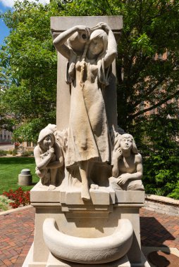 Bloomington, Illinois - ABD - 31 Temmuz 2022: Heykeltıraş Lorado Taft 'ın Trotter Anıt Çeşmesi, 1911 yılında Bloomington, Illinois şehir merkezinde güneşli bir yaz sabahı adanmıştır..