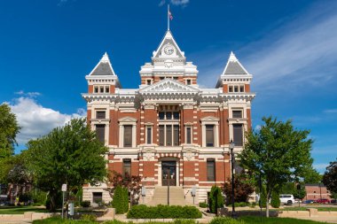 Franklin, Indiana - ABD - 29 Temmuz 2022: Arka planda bulutlar ve mavi gökyüzü olan Johnson County Adliyesi. Franklin, Indiana, ABD.