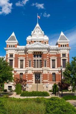 Franklin, Indiana - ABD - 29 Temmuz 2022: Arka planda bulutlar ve mavi gökyüzü olan Johnson County Adliyesi. Franklin, Indiana, ABD.
