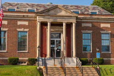 Spring Valley, Illinois - ABD - 13 Eylül 2022: 1931 'de güneşli bir yaz öğleden sonrasında kurulan Spring Valley Postanesi.