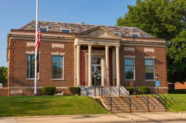 Spring Valley, Illinois - ABD - 13 Eylül 2022: 1931 'de güneşli bir yaz öğleden sonrasında kurulan Spring Valley Postanesi.