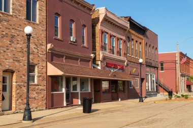Spring Valley, Illinois - ABD - 13 Eylül 2022: Küçük Midwest kasabasındaki eski şehir mağazaları.