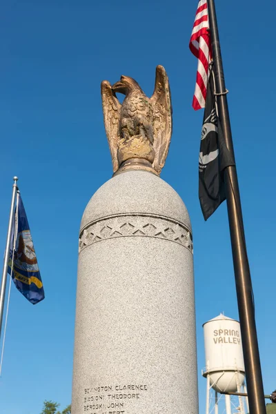 春の谷 イリノイ州 9月13 2022 春の谷退役軍人記念碑は 美しい夏の夜に アメリカ軍団ポスト182によって1994年に建てられました — ストック写真