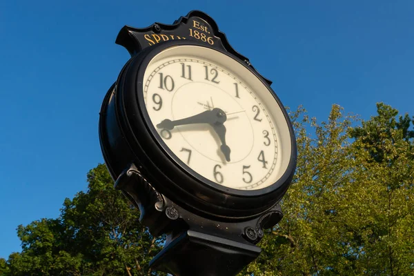 Horloge Municipale Dans Une Petite Ville Midwest Avec Ciel Bleu — Photo