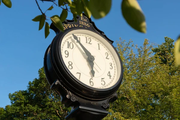 Horloge Municipale Dans Une Petite Ville Midwest Avec Ciel Bleu — Photo