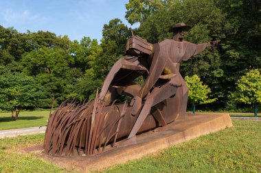Lyons, Illinois - ABD - 15 Eylül 2022: Şikago Portage Ulusal Tarihi Sitesi 'nde Fransız kaşifler Peder Marquette ve Louis Joliet' i güzel bir yaz sabahı Amerikan yerlisi rehberiyle tasvir eden heykel.