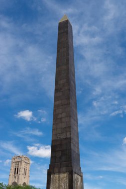 Indianapolis, Indiana - ABD - 29 Temmuz 2022: Gaziler Anıtı Plaza Obelisk Çeşmesi, 1923 yılında Indianapolis şehir merkezinde inşa edildi..