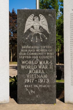 Ottawa, Illinois - ABD - 26 Eylül 2022: Ottawa Gaziler Anıtı Washington Square Park, Ottawa, Illinois.