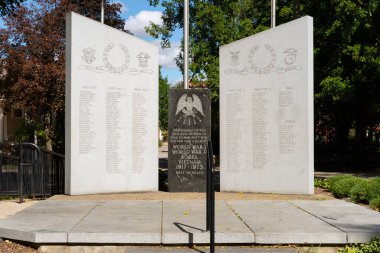 Ottawa, Illinois - ABD - 26 Eylül 2022: Ottawa Gaziler Anıtı Washington Square Park, Ottawa, Illinois.