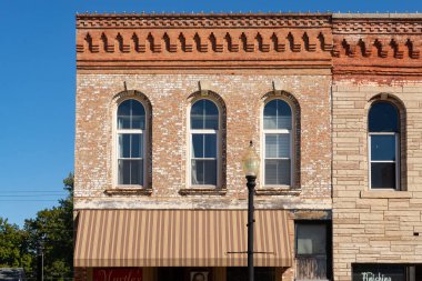 Princeton, Illinois - ABD - 28 Eylül 2022: Princeton, Illinois şehir merkezindeki eski tuğla bina ve mağaza önü.