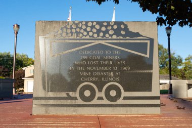 Cherry, Illinois - ABD - 3 Ekim 2022: Kiraz Madeni Felaketi için Kiraz Madencisi Anıtı 1909.
